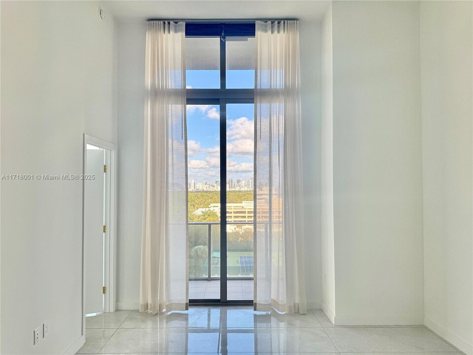 2678 Tigertail Ave, Unit 808 in Miami, FL - Building Photo