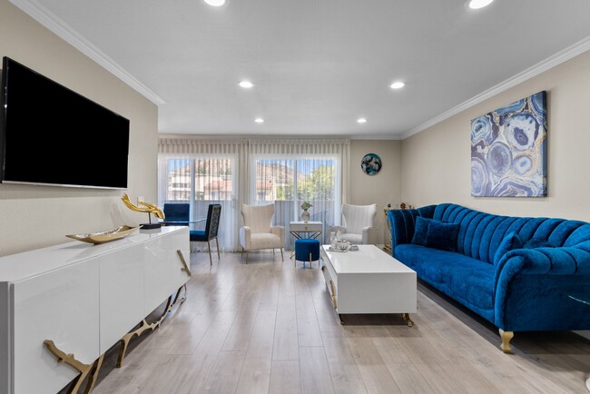 121 Sinclair Ave, Unit 213 in Glendale, CA - Building Photo - Building Photo
