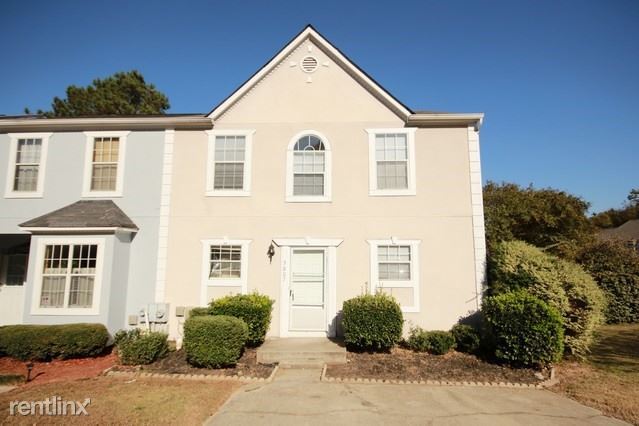 3807 Meadow Creek Dr in Norcross, GA - Foto de edificio