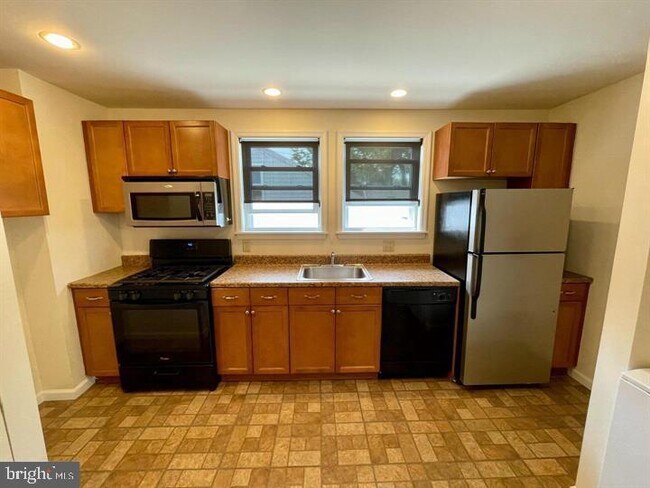 122 W Lancaster Ave in Wayne, PA - Building Photo - Building Photo