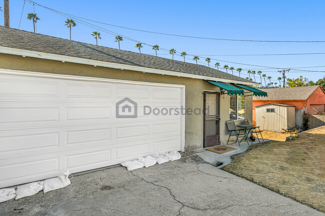 694 Neldome St in Altadena, CA - Foto de edificio - Building Photo