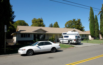 53-55 Ursline Rd in Santa Rosa, CA - Foto de edificio - Building Photo