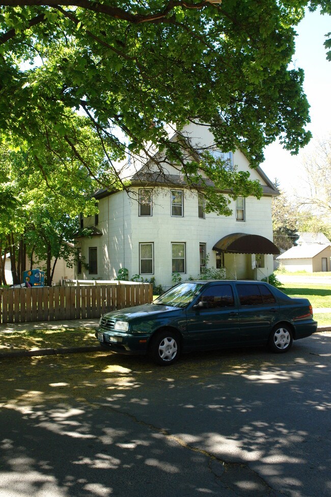 1027 W Augusta Ave in Spokane, WA - Foto de edificio - Building Photo