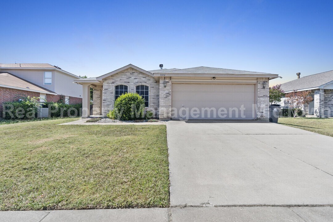 1014 Mazourka Dr in Arlington, TX - Building Photo