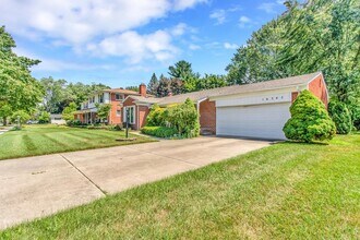 16345 Pollyanna St in Livonia, MI - Foto de edificio - Building Photo