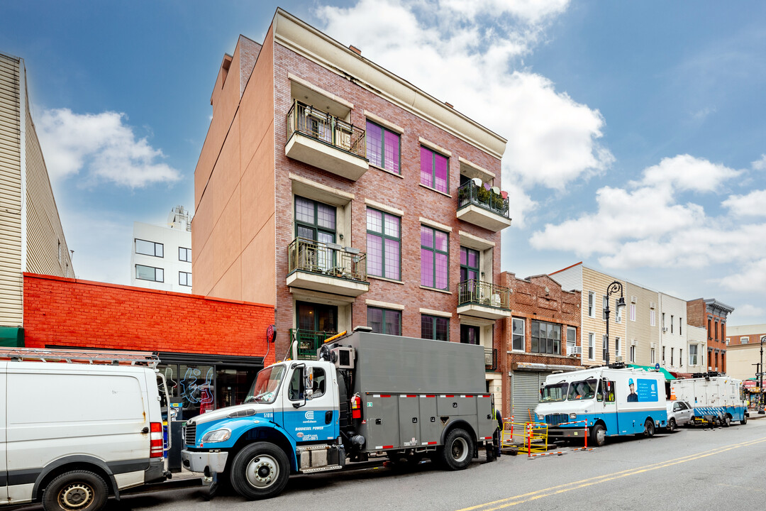 605-607 Manhattan Ave in Brooklyn, NY - Building Photo