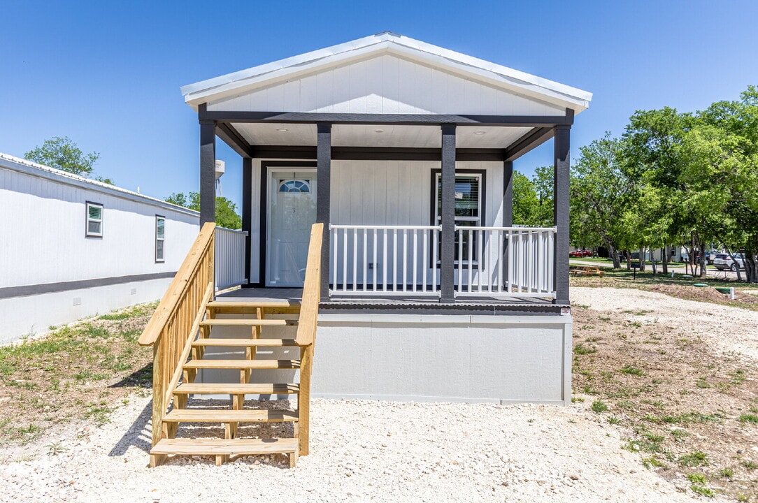 193 Live Oaks St in Medina, TX - Building Photo
