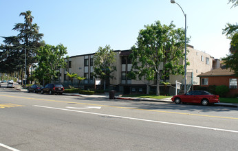 1500 E Wilson Ave in Glendale, CA - Foto de edificio - Building Photo