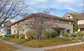 Astor Terrace in Milwaukee, WI - Foto de edificio - Building Photo