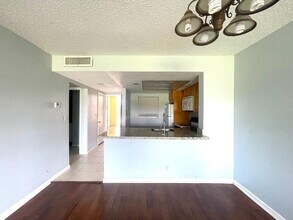 1101 Crystal Lake Dr in Pompano Beach, FL - Building Photo - Building Photo