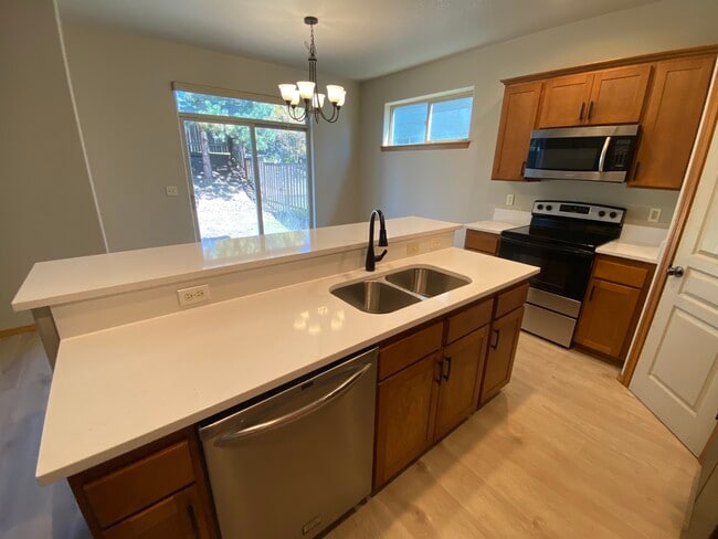 18072 Meadow Ave in Sandy, OR - Building Photo - Building Photo