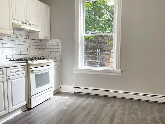 380 BALDWIN Ave-Unit -1L in Jersey City, NJ - Building Photo - Building Photo