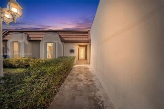 7417 Twin Sabal Dr in Miami Lakes, FL - Building Photo - Building Photo