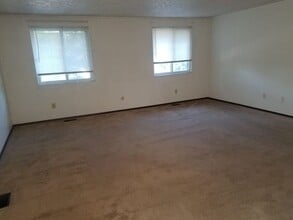 1299 Hilltop Cir, Unit 101 in Troy, OH - Building Photo - Building Photo