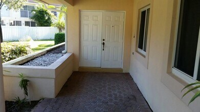 10136 NW 43rd Terrace in Doral, FL - Building Photo - Building Photo