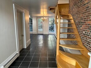 93 W Cedar St in Boston, MA - Building Photo - Building Photo