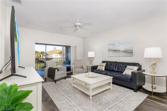 3009 Driftwood Way in Naples, FL - Foto de edificio - Building Photo