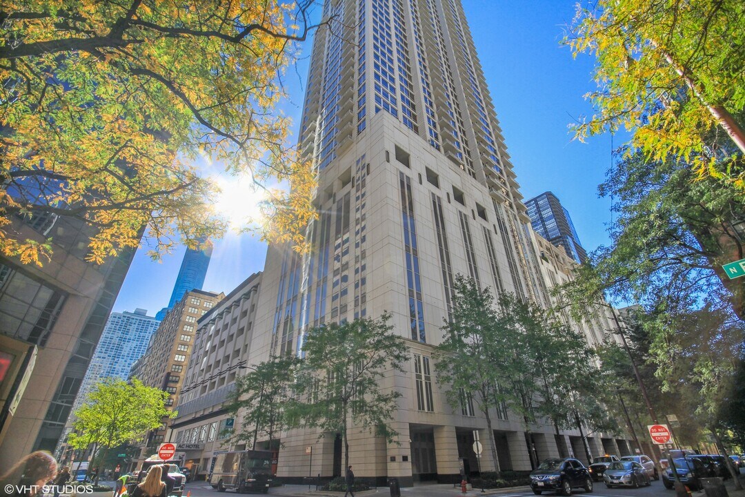 55 E Erie St in Chicago, IL - Building Photo