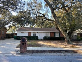 208 20th St in Niceville, FL - Building Photo
