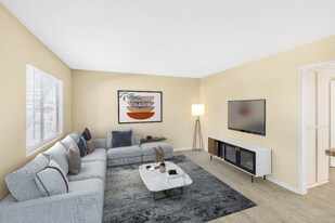 38225 12th St E in Palmdale, CA - Building Photo