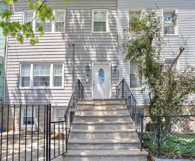 75 Chestnut Ave in Jersey City, NJ - Building Photo - Building Photo