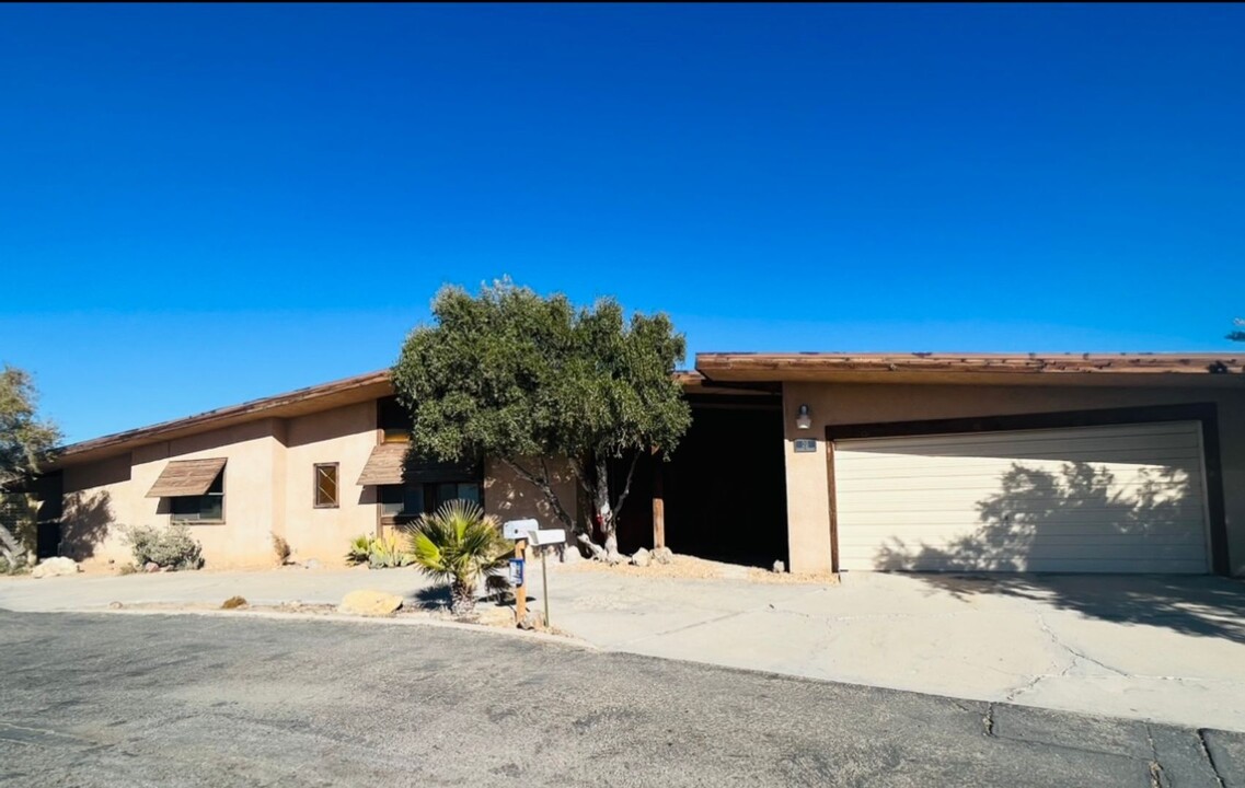 30 Hilltop Terrace in Barstow, CA - Building Photo