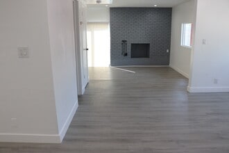 6104 Costello Ave in Van Nuys, CA - Foto de edificio - Building Photo