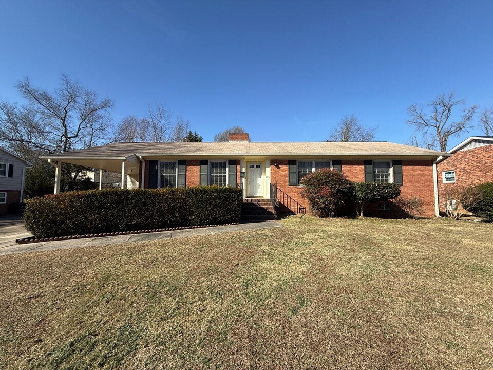 2841 Deerwood Dr in Winston-Salem, NC - Building Photo