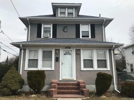 40 Central Ave in Westbury, NY - Building Photo