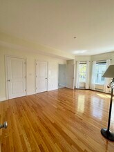 168 Humphrey St, Unit #1 in Swampscott, MA - Foto de edificio - Building Photo