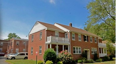 Bell Lake Apartments in Woodbury, NJ - Foto de edificio - Building Photo