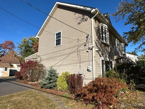 1 W Francis St in Iselin, NJ - Foto de edificio - Building Photo