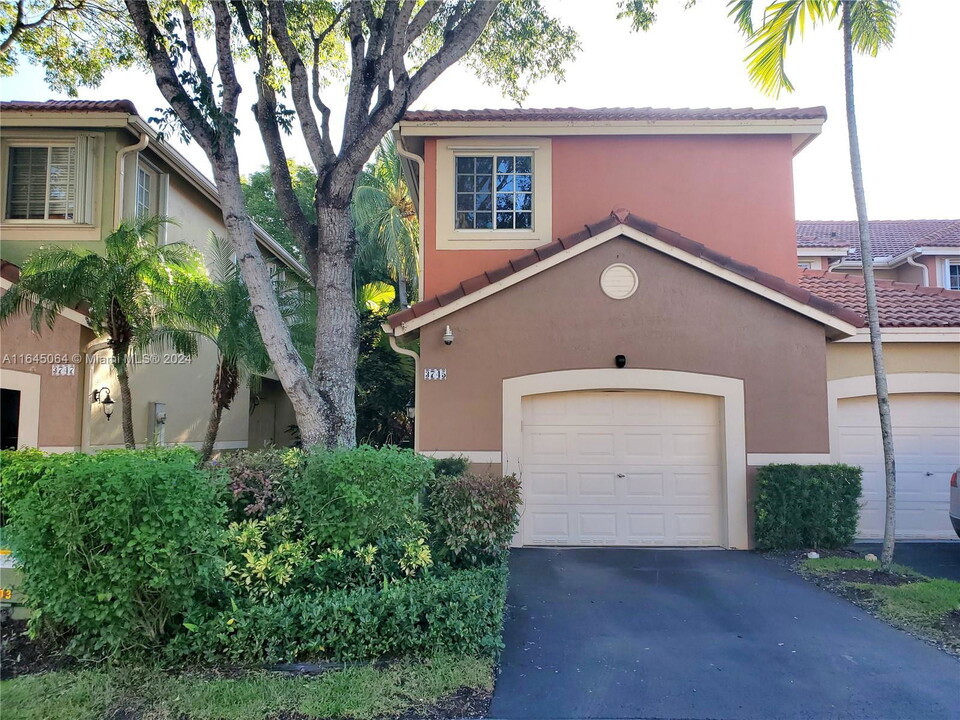 3745 San Simeon Cir in Weston, FL - Foto de edificio