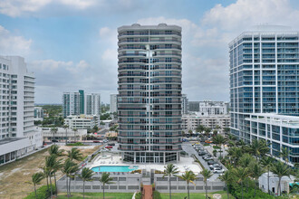 Carillon Condos in Miami Beach, FL - Foto de edificio - Building Photo