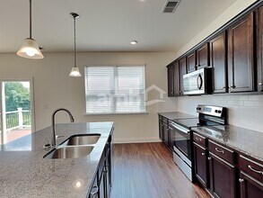 8112 Brookbend Dr in Douglasville, GA - Foto de edificio - Building Photo