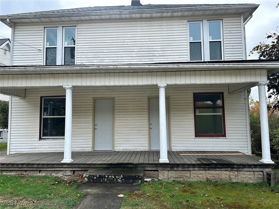 109 W Muskingum St in Freeport, OH - Building Photo