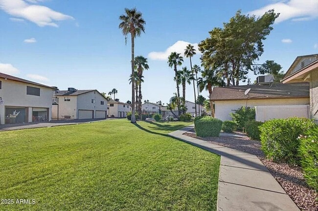 860 E Brown Rd in Mesa, AZ - Foto de edificio - Building Photo