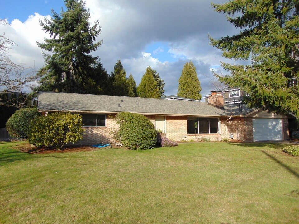 10454 NE 17th St in Bellevue, WA - Building Photo