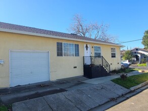 121 Pleasant St in Roseville, CA - Building Photo - Building Photo