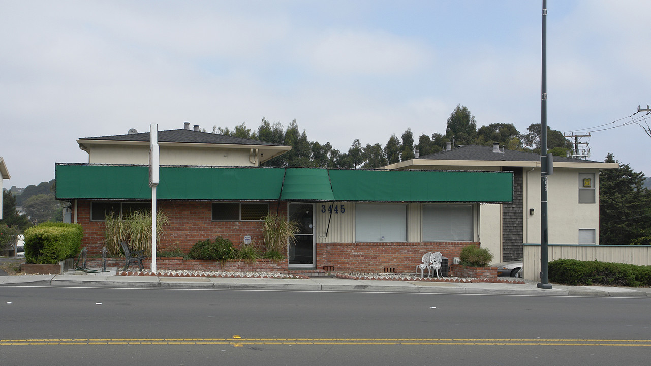 Solis Apartments in El Sobrante, CA - Foto de edificio