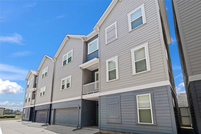 2206 Lou Ellen Ln in Houston, TX - Building Photo - Building Photo