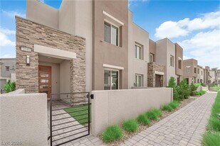 600 N Carriage Hill Dr in Las Vegas, NV - Building Photo