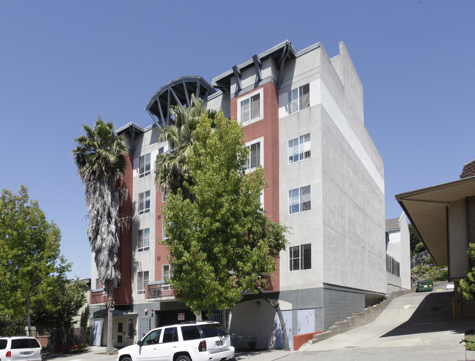 Harp Plaza in Oakland, CA - Building Photo