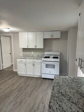 8 Foote St, Unit Upper in Auburn, NY - Foto de edificio - Building Photo