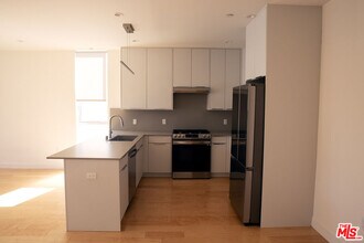 4826 Franklin Ave in Los Angeles, CA - Building Photo - Building Photo