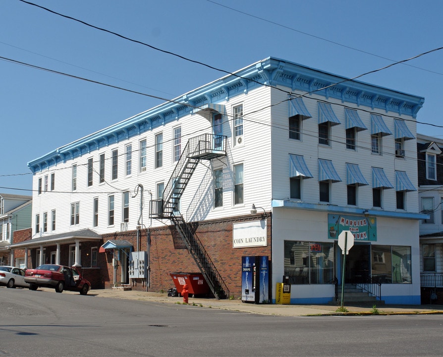 Margie's Coin Laundry in Mount Carmel, PA - Foto de edificio