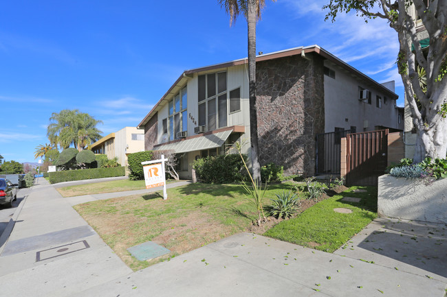 5424 Corteen Pl in Valley Village, CA - Foto de edificio - Building Photo