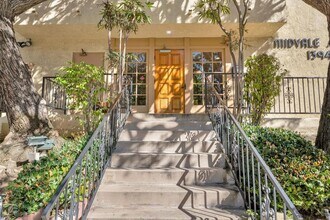 1394 Midvale Avenue, in Los Angeles, CA - Foto de edificio - Building Photo