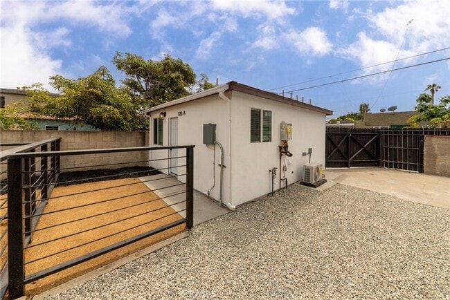 218 E Hullett St, Unit UnitA in Long Beach, CA - Foto de edificio - Building Photo