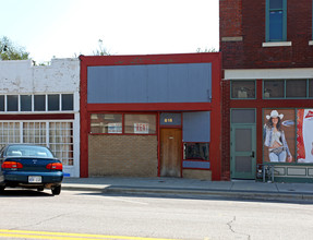 818 N Kansas Ave in Topeka, KS - Foto de edificio - Building Photo